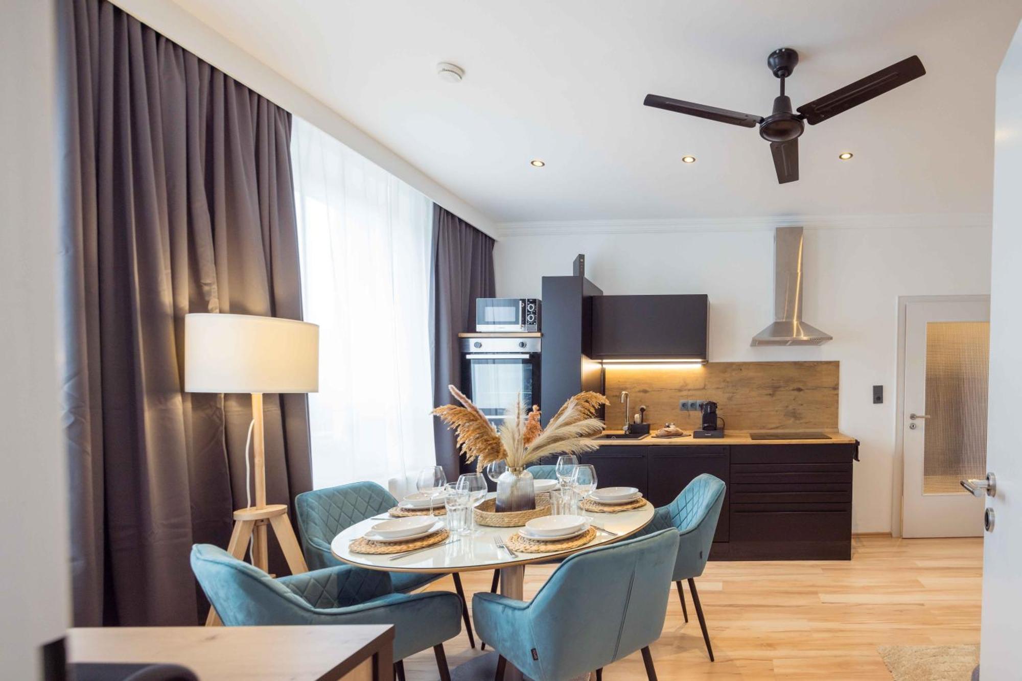 Schillerapartment Hof, Kueche, 24h Digital-checkin, Parkplatz, Wlan250mbit Apartment