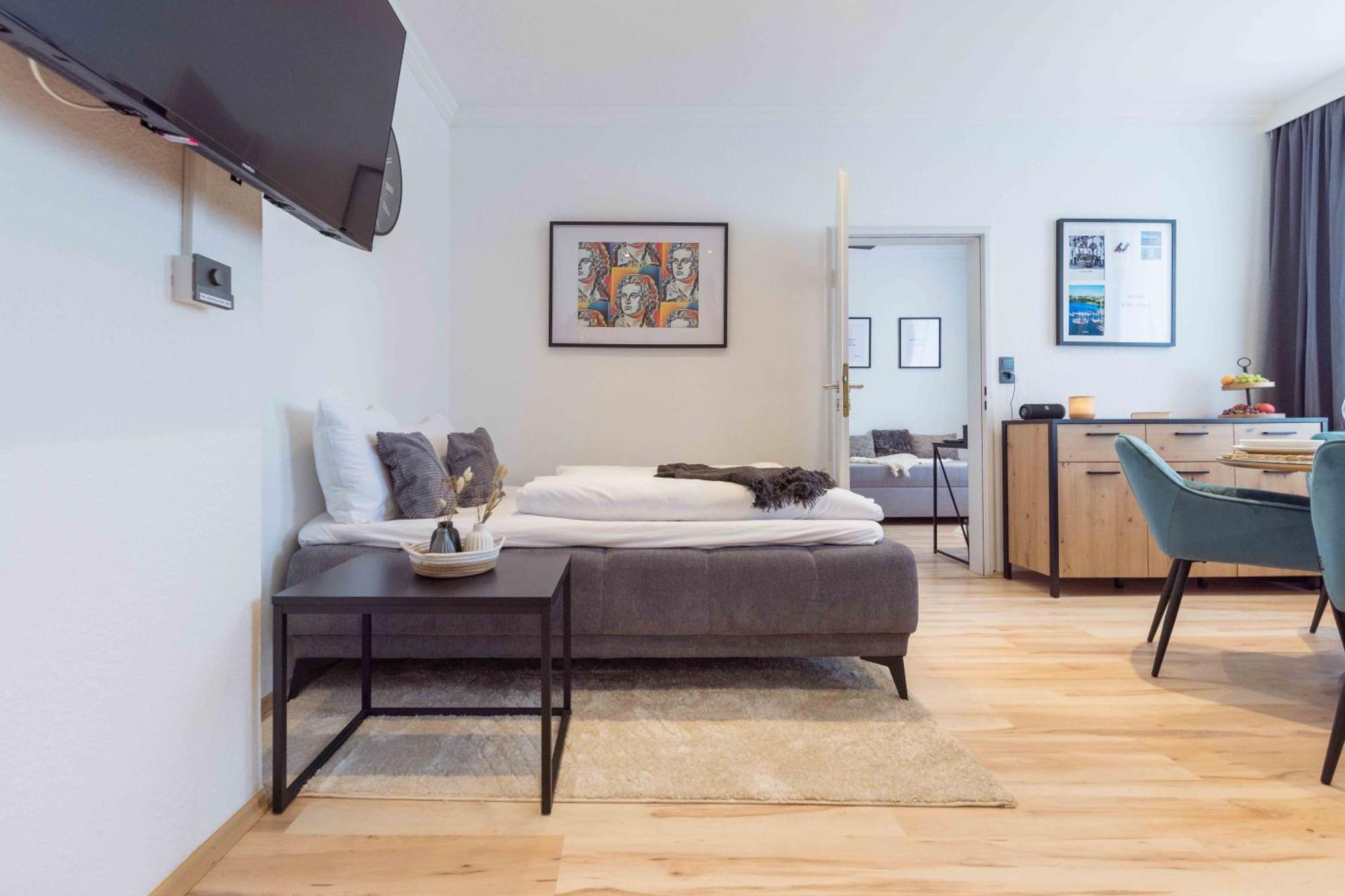 Schillerapartment Hof, Kueche, 24h Digital-checkin, Parkplatz, Wlan250mbit Apartment *