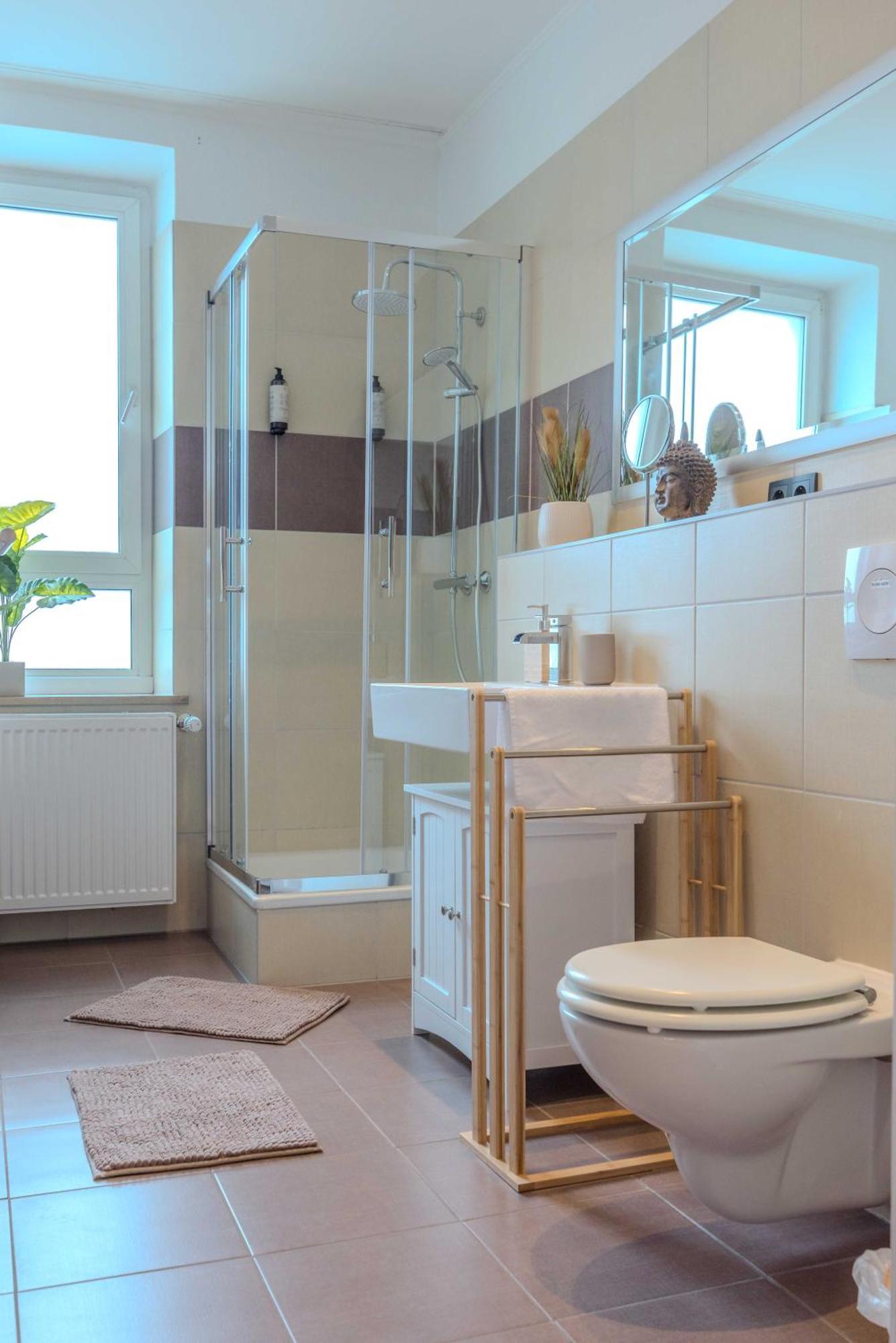 Schillerapartment Hof, Kueche, 24h Digital-checkin, Parkplatz, Wlan250mbit *