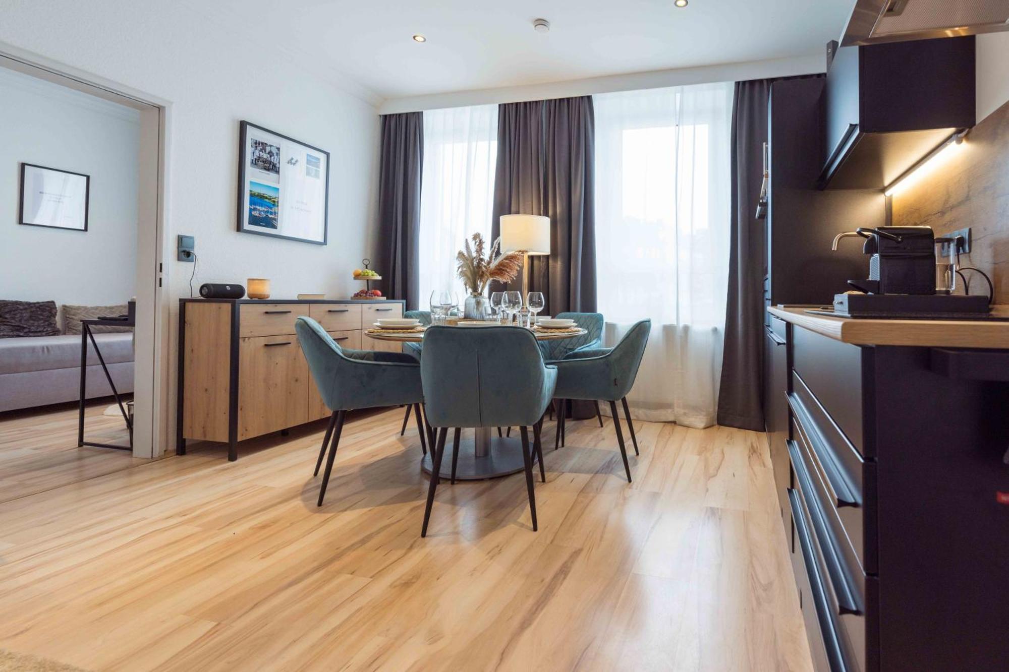 Schillerapartment Hof, Kueche, 24h Digital-checkin, Parkplatz, Wlan250mbit Apartment *